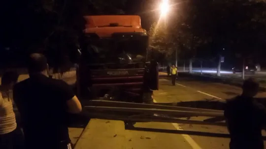 Sakarya D-650'de tırın çarptığı bariyer yola savruldu, trafik durdu