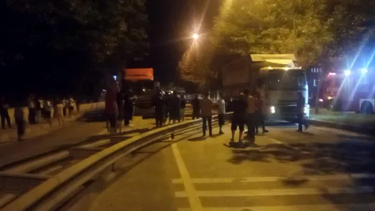 Sakarya D-650'de tırın çarptığı bariyer yola savruldu, trafik durdu