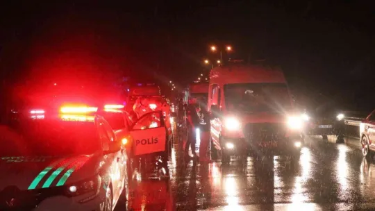 Sakarya'da yolcu otobüsü tıra çarptı: 25 yaralı