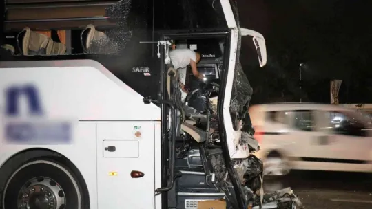 Sakarya'da yolcu otobüsü tıra çarptı: 25 yaralı