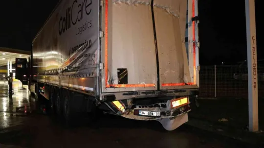 Sakarya'da yolcu otobüsü tıra çarptı: 25 yaralı