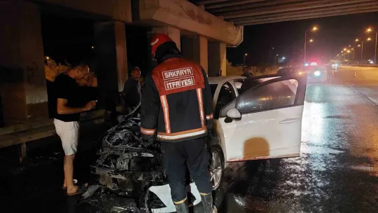 D100'de alev topuna dönen otomobil kullanılamaz hale geldi