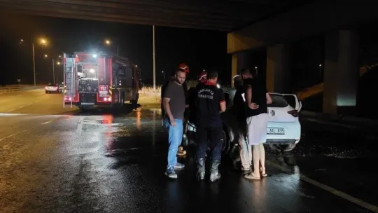 D100'de alev topuna dönen otomobil kullanılamaz hale geldi