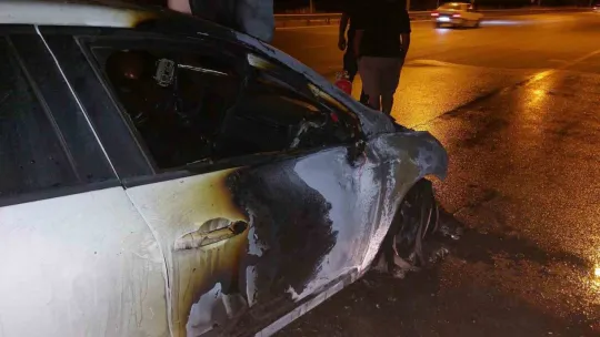 D100'de alev topuna dönen otomobil kullanılamaz hale geldi