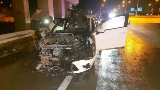 D100'de alev topuna dönen otomobil kullanılamaz hale geldi
