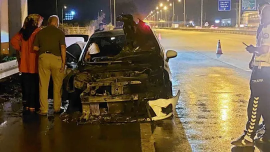 D100'de alev topuna dönen otomobil kullanılamaz hale geldi