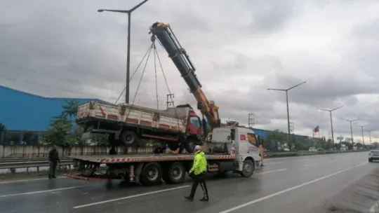 D100'de 10 araç birbirine girdi: 3 yaralı!