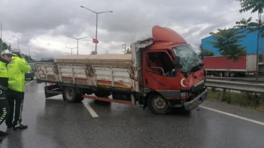 D100'de 10 araç birbirine girdi: 3 yaralı!