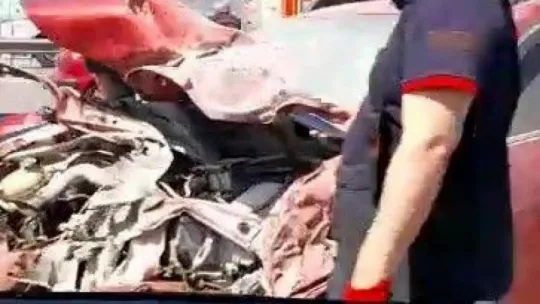 D100'de bariyerlere çarpan otomobil hurdaya döndü: 5 yaralı