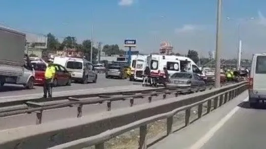 D100'de bariyerlere çarpan otomobil hurdaya döndü: 5 yaralı
