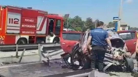 D100'de bariyerlere çarpan otomobil hurdaya döndü: 5 yaralı