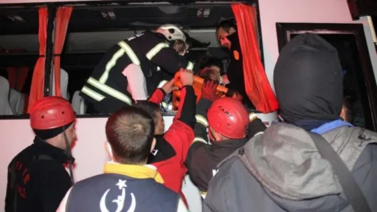 D100'de halk otobüsü tıra çarptı: 6 yaralı!