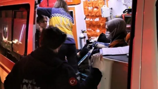 D100'de halk otobüsü tıra çarptı: 6 yaralı!