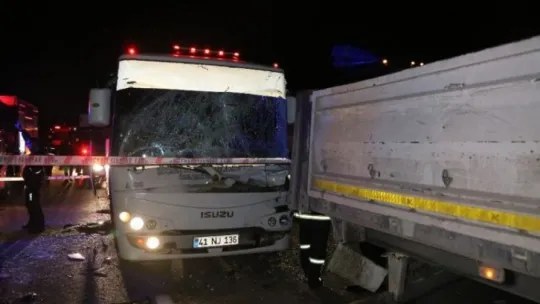 D100'de halk otobüsü tıra çarptı: 6 yaralı!