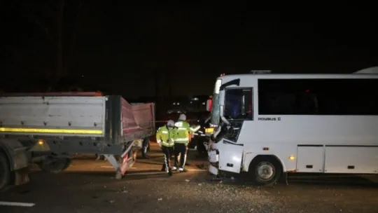 D100'de halk otobüsü tıra çarptı: 6 yaralı!