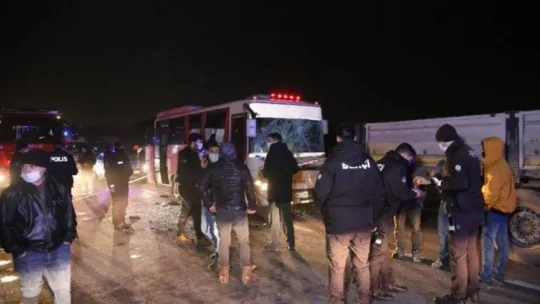 D100'de halk otobüsü tıra çarptı: 6 yaralı!