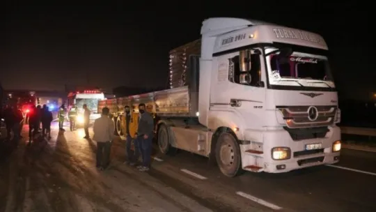 D100'de halk otobüsü tıra çarptı: 6 yaralı!