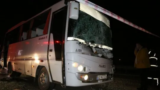 D100'de halk otobüsü tıra çarptı: 6 yaralı!