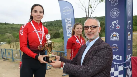 Dağ bisikletçilerinin mücadelesi nefes kesti