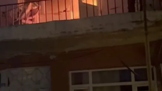 Daire alevlere teslim oldu: Balkondan atlayarak kurtuldu