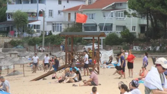 Dalgalar arasında kaybolan gençten 9 saattir iz bulunamadı!