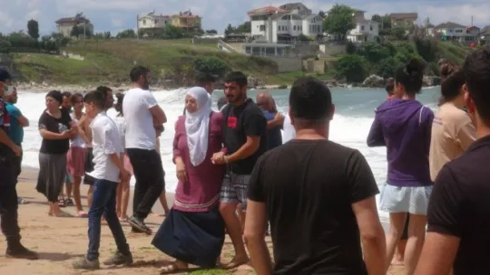 Dalgalar arasında kaybolan gençten 9 saattir iz bulunamadı!