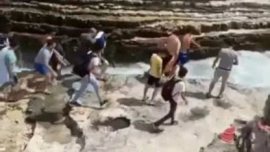 Dalgalara kapılan vatandaşı kurtarmak için zamanla yarıştılar!