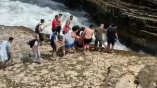 Dalgalara kapılan vatandaşı kurtarmak için zamanla yarıştılar!