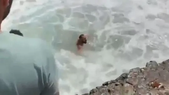 Dalgalara kapılan vatandaşı kurtarmak için zamanla yarıştılar!