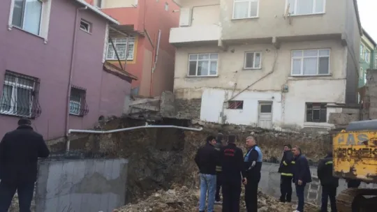 Darıca'da inşaat sırasında toprak kaydı!
