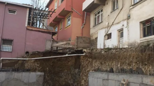 Darıca'da inşaat sırasında toprak kaydı!