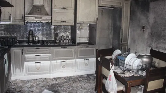 Davalık olan evini benzin dökerek ateşe verdi