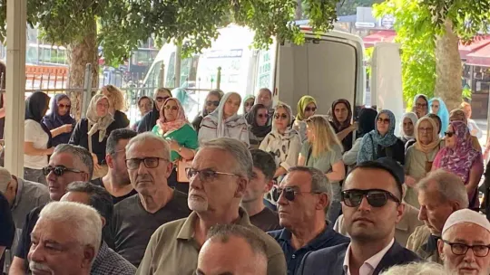 Demet Akalın kuzenini son yolculuğuna uğurladı