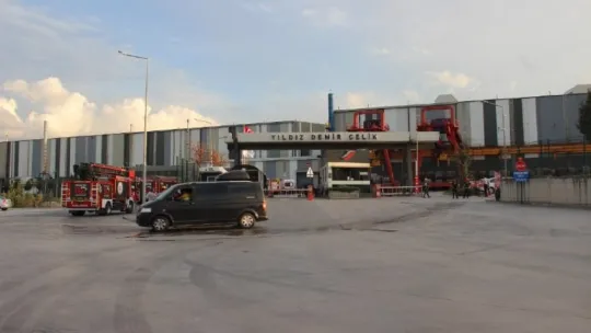 Demir çelik fabrikasında çıkan yangın işçiler tarafından söndürüldü