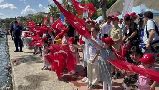 Denizde dev Türk bayrağı açıldı