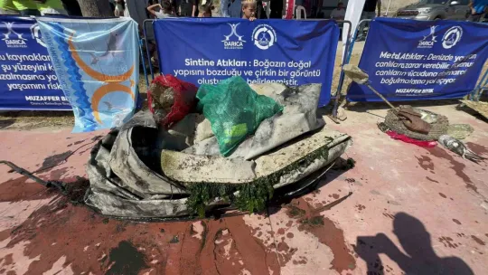 Denizde dev Türk bayrağı açıldı