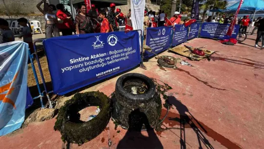 Denizde dev Türk bayrağı açıldı
