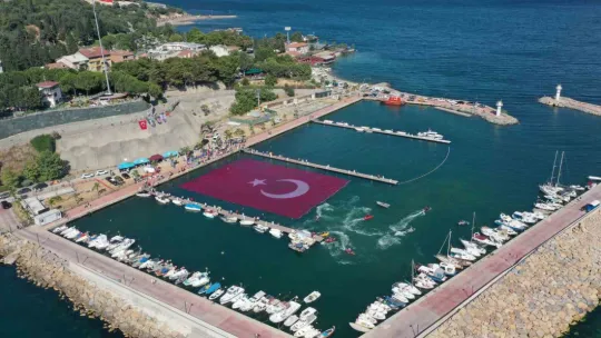 Denizde dev Türk bayrağı açıldı