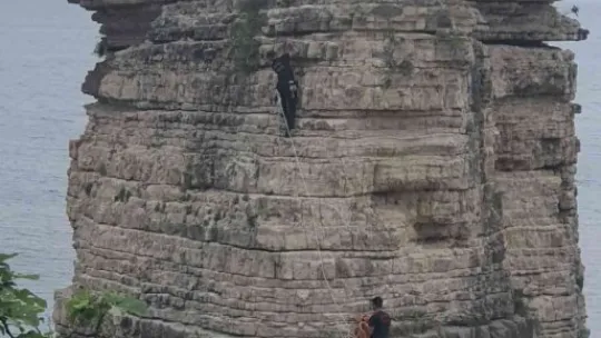 Denize atlamak için çıktığı kayadan atlayamayınca mahsur kaldı