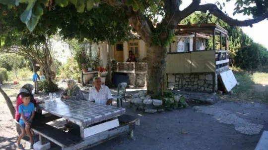 Denizin ortasındaki güzelliğiyle büyüleyen adanın tek ailesi!
