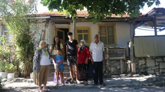 Denizin ortasındaki güzelliğiyle büyüleyen adanın tek ailesi!