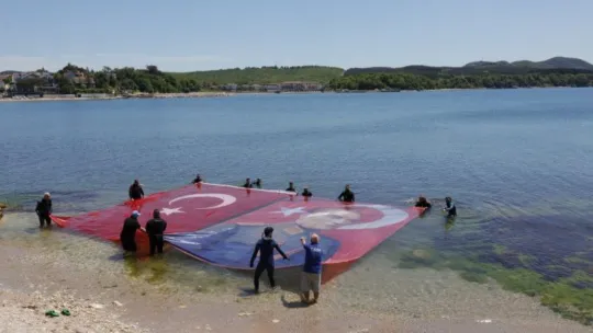 Denizin üstünde dev Türk bayrağı ve Atatürk posteri açtılar!