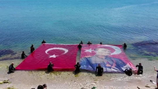 Denizin üstünde dev Türk bayrağı ve Atatürk posteri açtılar!