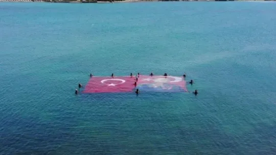 Denizin üstünde dev Türk bayrağı ve Atatürk posteri açtılar!