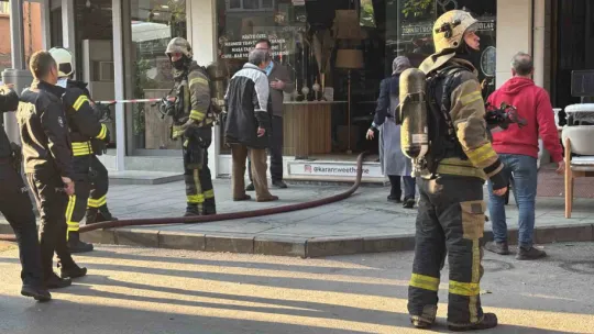 Depoda başlayan yangın mahallede paniğe yol açtı