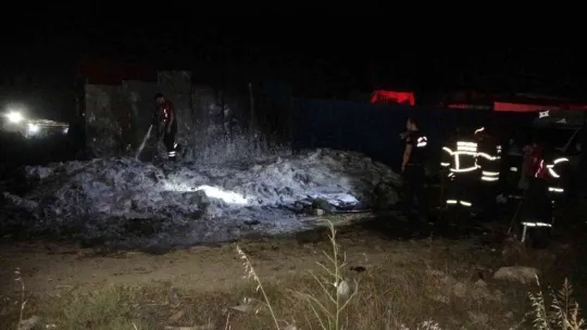 Çıkan yangında hurda malzemeler küle döndü