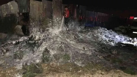 Çıkan yangında hurda malzemeler küle döndü