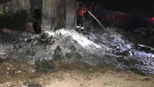 Çıkan yangında hurda malzemeler küle döndü