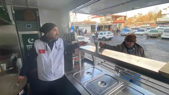 Deprem bölgesinde binlerce kişiye sıcak yemek