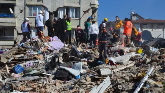 Deprem bölgesinde binlerce kişiye sıcak yemek